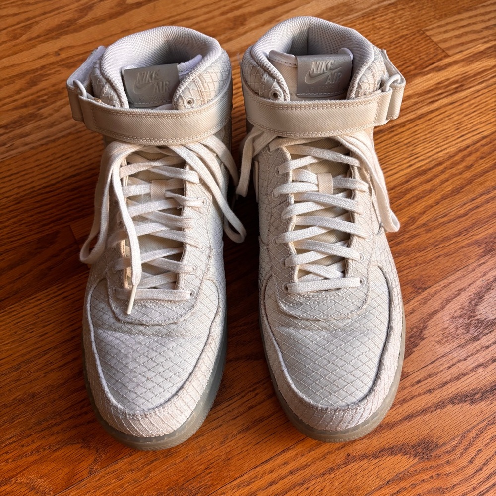Nike Air Force 1 Hi-Top Sneakers in white